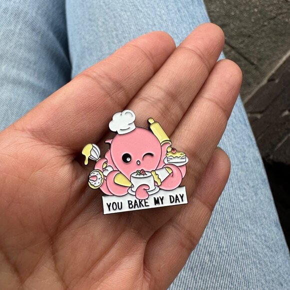 ☀️Enamel Pin You Bake My Day Octopus Baking Alloy Enamel Brooch Pink Animal☀️ - Picture 2 of 7